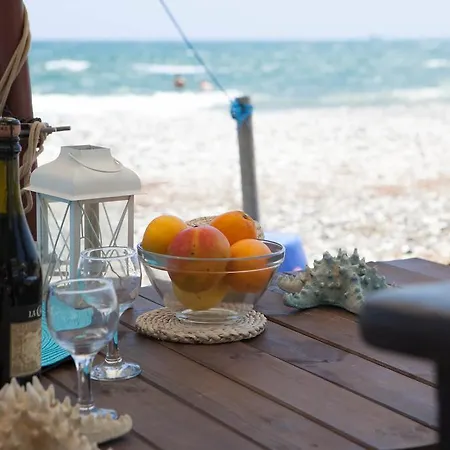 Aquarian Beachfront דירה לרנקה